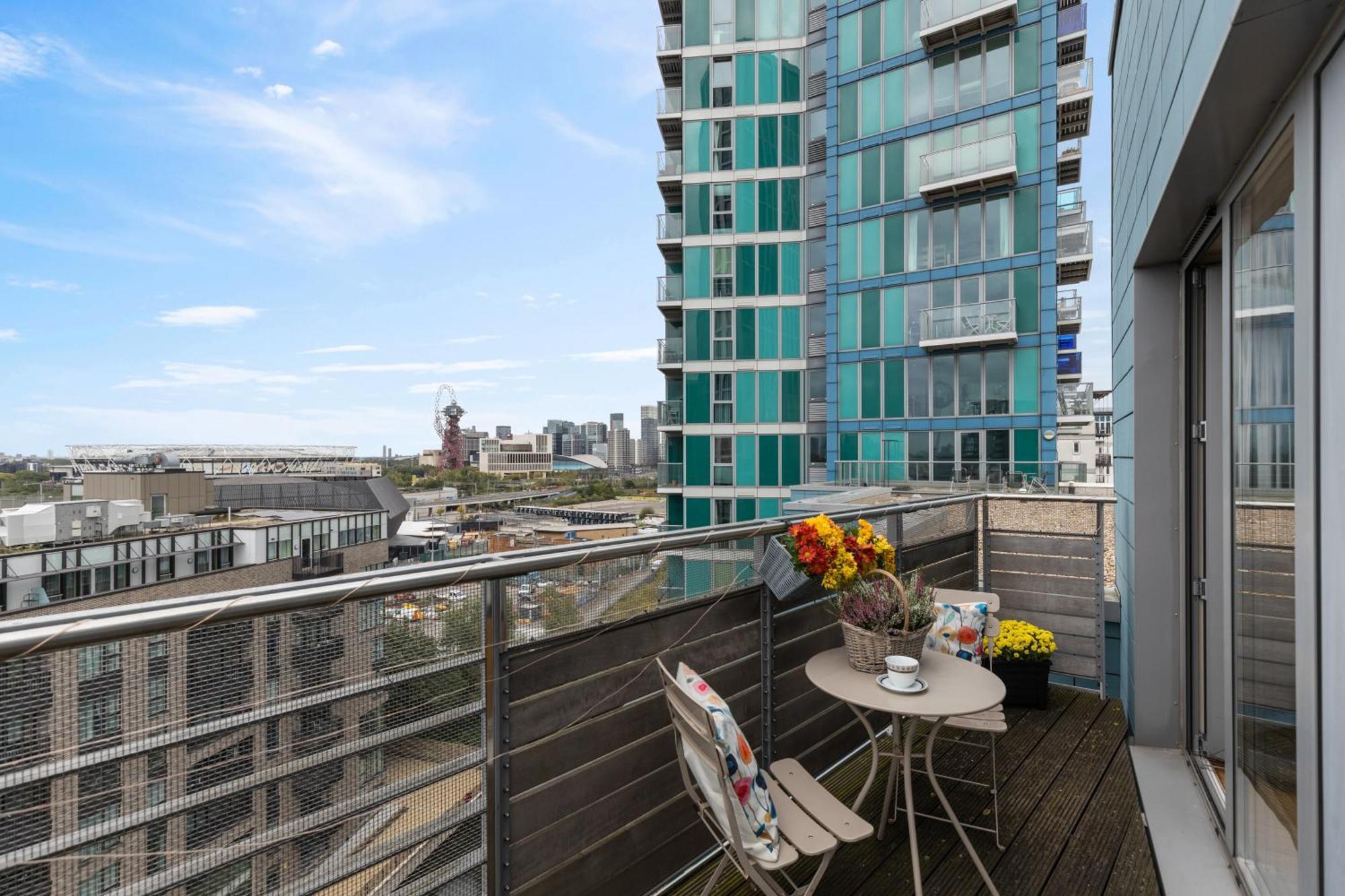 Stratford Skyview Apartment London Bagian luar foto